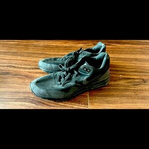 Nikes black sneakers